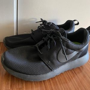 Nike Women's Roche Size 8 (all black)